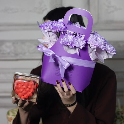 Сумка кустовых хризантем фиолетовых+ десерт