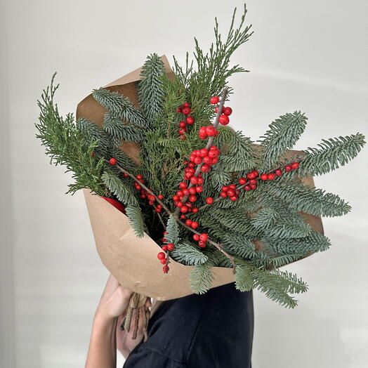Хвойный букет с ягодами