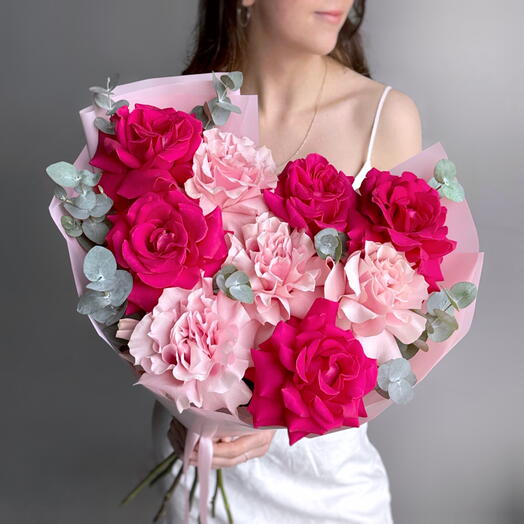 Стильный букет яркие и нежные розовые французские розы и эвкалипт