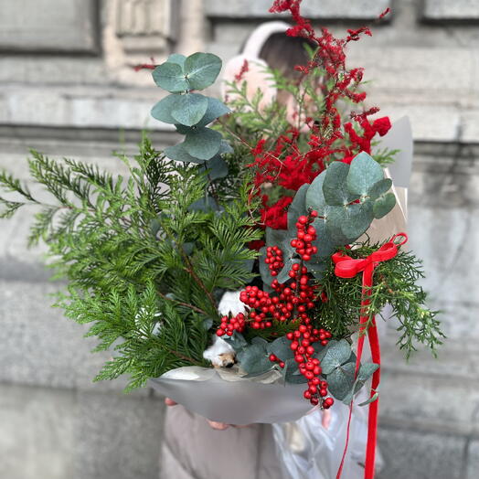 Зимний авторский букет с хвоей, илексом, эвкалиптом и аспарагусом