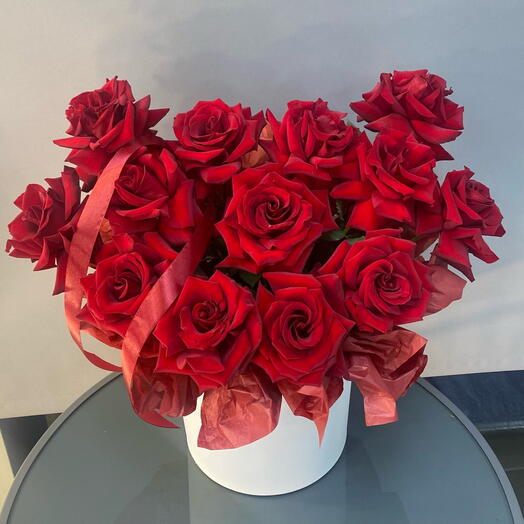 Композиция из 15 красных роз