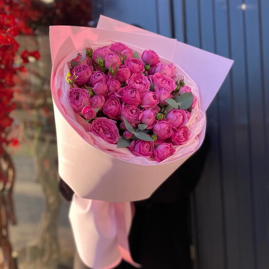 Ароматные кустовые пионовидные розы с веточками эвкалипта🌸