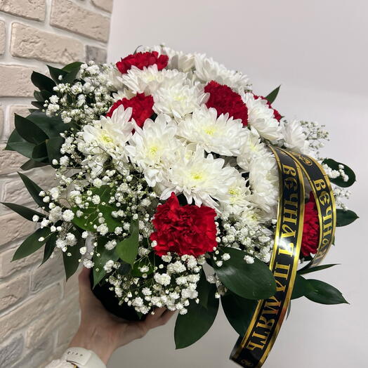 Траурная композиция: гвоздика, хризантема, гипсофила, Рускус