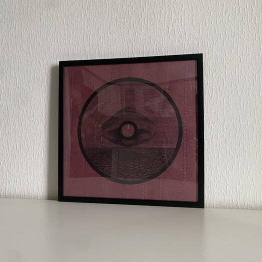 Omen (Edit) Черно-белая фантастическая графика на красной бумаге