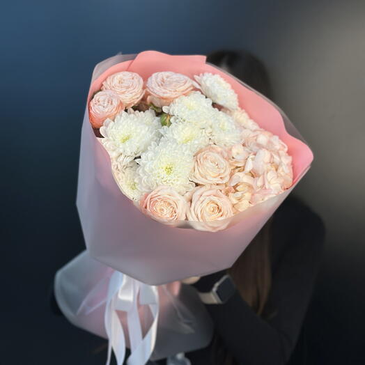 Сборный букет с кустовыми розами, хризантемами и гортензией