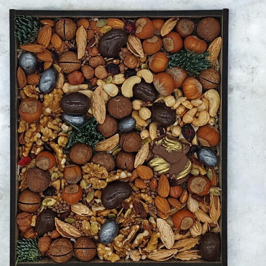 Бокс из орешков и конфет