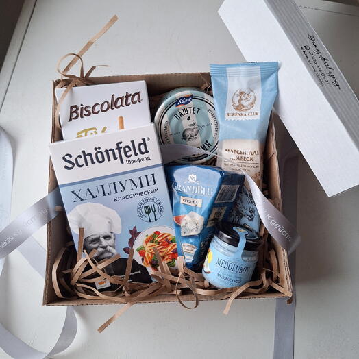 Бело-голубая продуктовая коробочка. Сыр, мед, паштет и песочные палочки с шоколадом