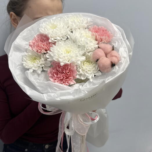 Авторский букет для любимой девушки  «Пудровый 💗» : хризантема, диантус, хлопок. Размер S