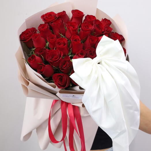 35 высоких красных роз с бантом