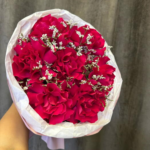 Эффектные французские розы с изящным лимониумом в стильном букете 😍