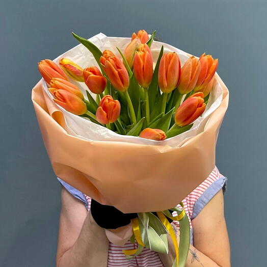 Букет из 15 оранжевых тюльпанов
