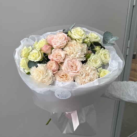Нежный букет с кустовыми розами