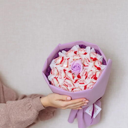 Фиолетовый букет из конфет Raffaello, размер S