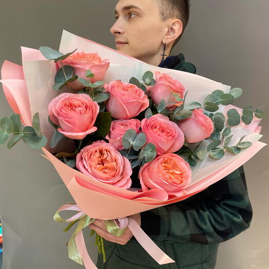 Пионовидные розы с эвкалиптом