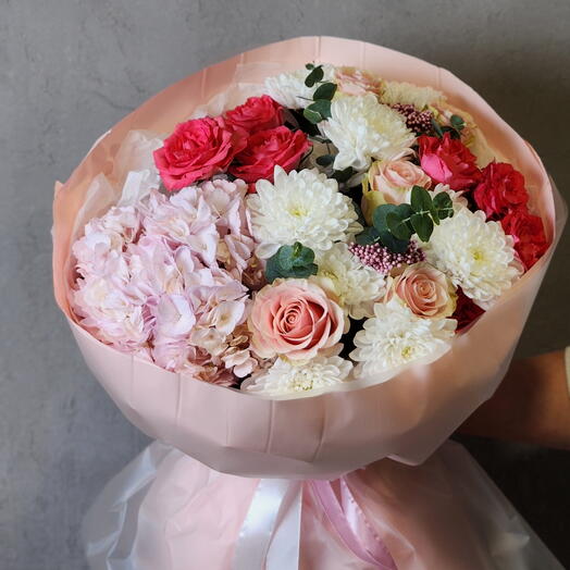 Букет с Гортензией и кустовой розой