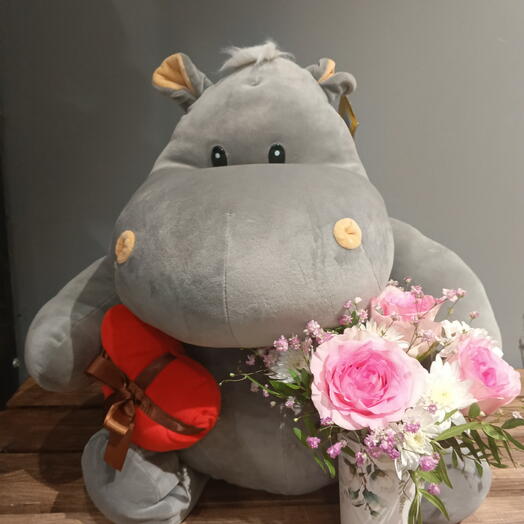 Большой бегемот с сердцем