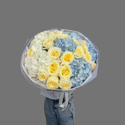 Яркий микс — 6 гортензий микс и жёлтые пионовидные розы