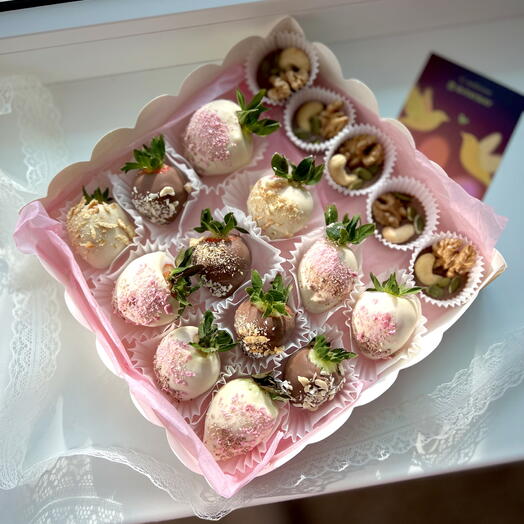 Клубника в шоколаде с орехами