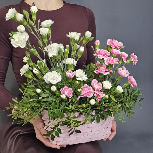Корзина с цветами, гвоздика кустовая, цветы в корзиночке, букет из розовых и белых гвоздик