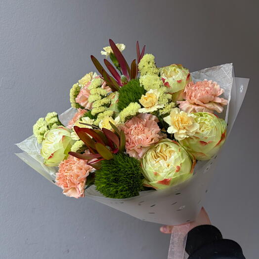 Необычный букет с розой Кхелой