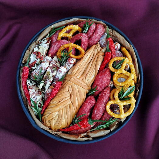 Мясной подарочный набор из сырокопчёных колбас с сыром косичкой (S)