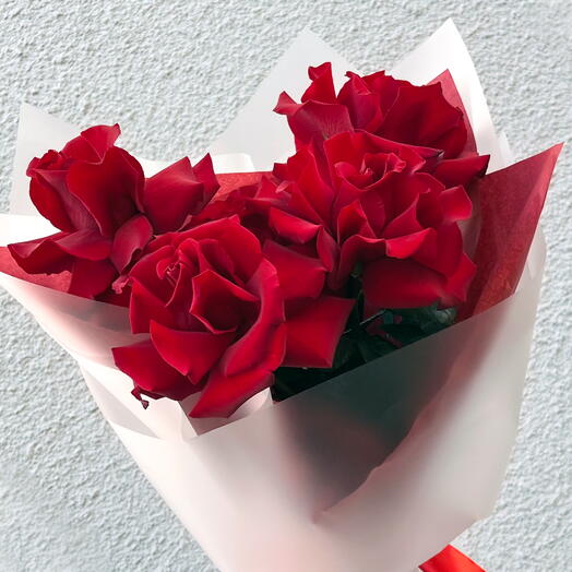 5 red French roses