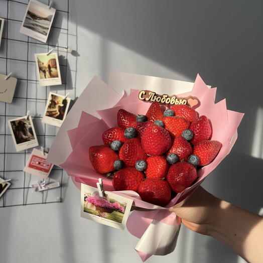 Букет из ягод клубники с голубикой