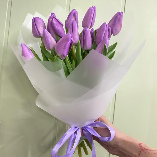 15 сиреневых тюльпанов