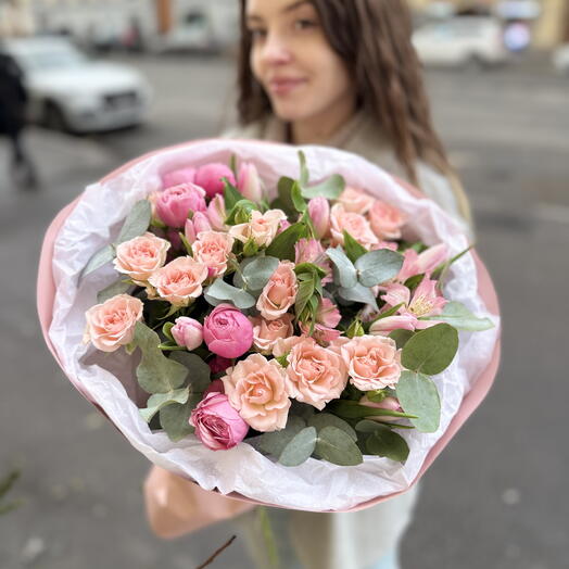 Букет с кустовы пионовидными розами,тюльпанами и альстромерией