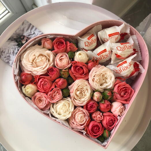 Кустовые розы микс в коробке «сердце» с Raffaello