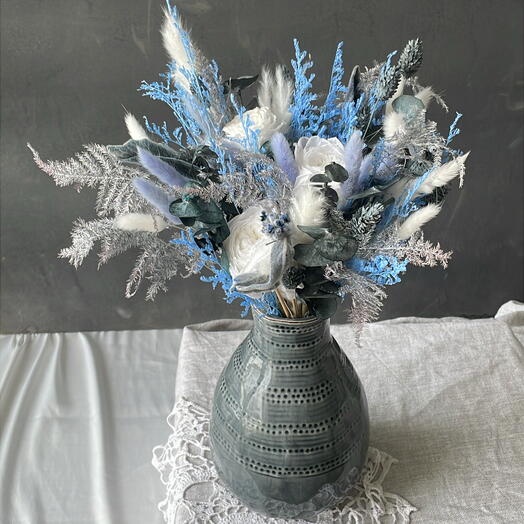 Букет из сухоцветов и стабилизированных роз в красивой вазе