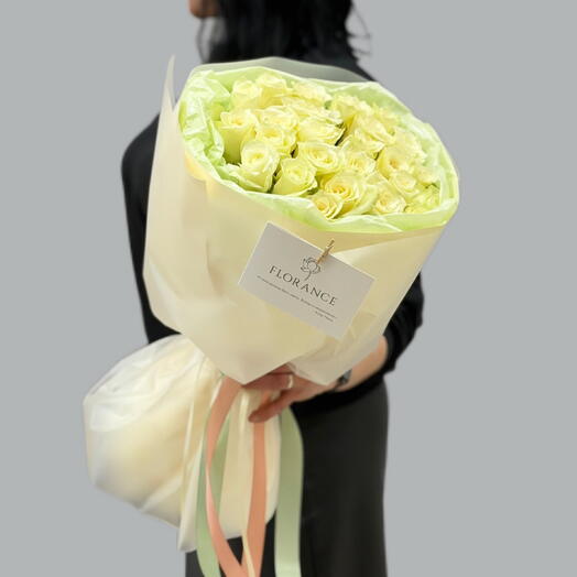 Букет «Freshness of roses » белые розы 25 шт