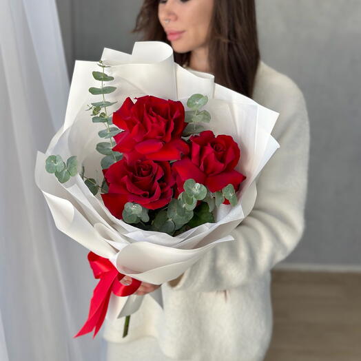 Красные розы с эвкалиптом