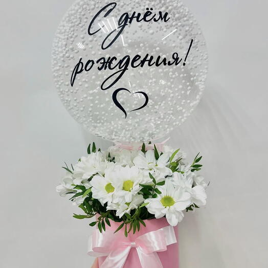Цветы в коробке с хризантемами и мини шаром 30 см