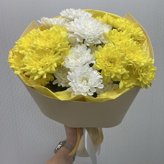 Букет из желтых и белых кустовых хризантем (5 шт)