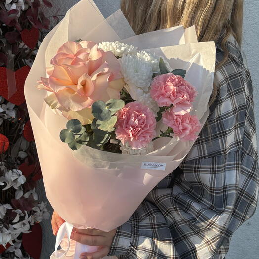Милый комплимент Bloom room  «Большой выбор букетов в профиле магазина» из французской розы, хризантемы и диантусов