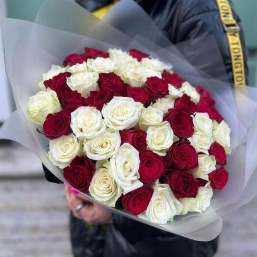 🏵️Солнечный букет из красной и белой кенийской розы (51шт) 008