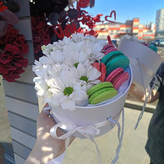 Коробочка с ромашками и пирожными макаронс 🌸