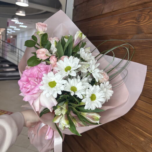 Букет из хризантем, роз, альстромерии