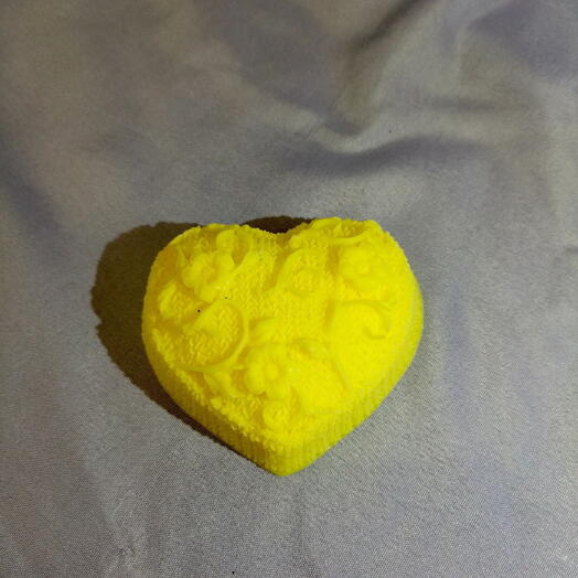Вязаное 3D сердце из мыла ручной работы жёлтого цвета
