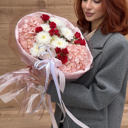 Букет из гортензий,красной кустовой розы и хризантемы