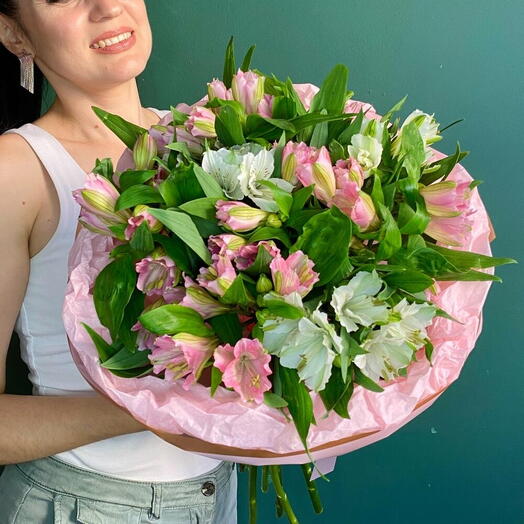 Букет с белыми и розовыми Альстромериями