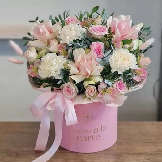 Composición "Aliento de primavera" con rosas Rosadas francesas