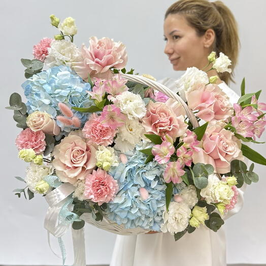 Большая корзина с яркими цветами 🌸