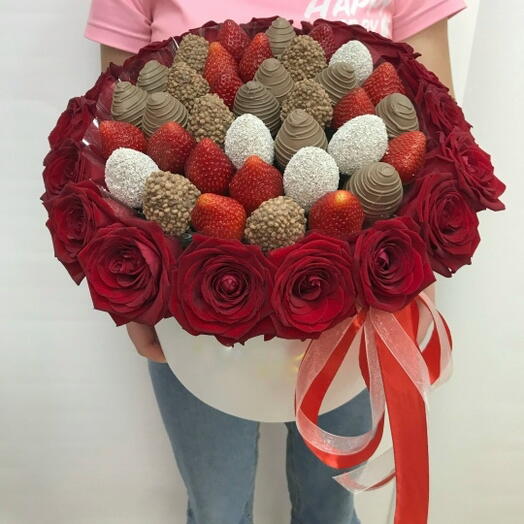 Бокс с розами и клубникой в шоколаде