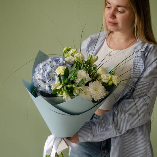 Бело-голубой букет гортензии, кустовой хризантемы, альстромерии и эустомы