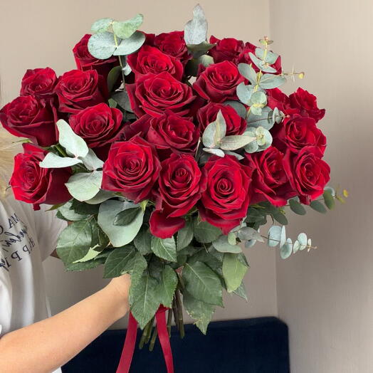 Букет из алых роз