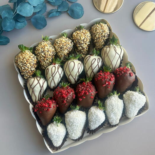 Клубника в белом и молочном шоколаде 20 шт