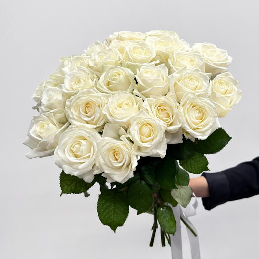 25 белых роз 60 см