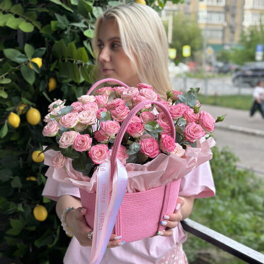 Корзина с кустовыми розами